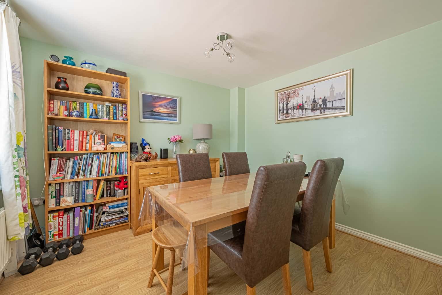 Immaculate four-bedroom home with garden office, garage, driveway, two en suites. A must-see!! Property image 4