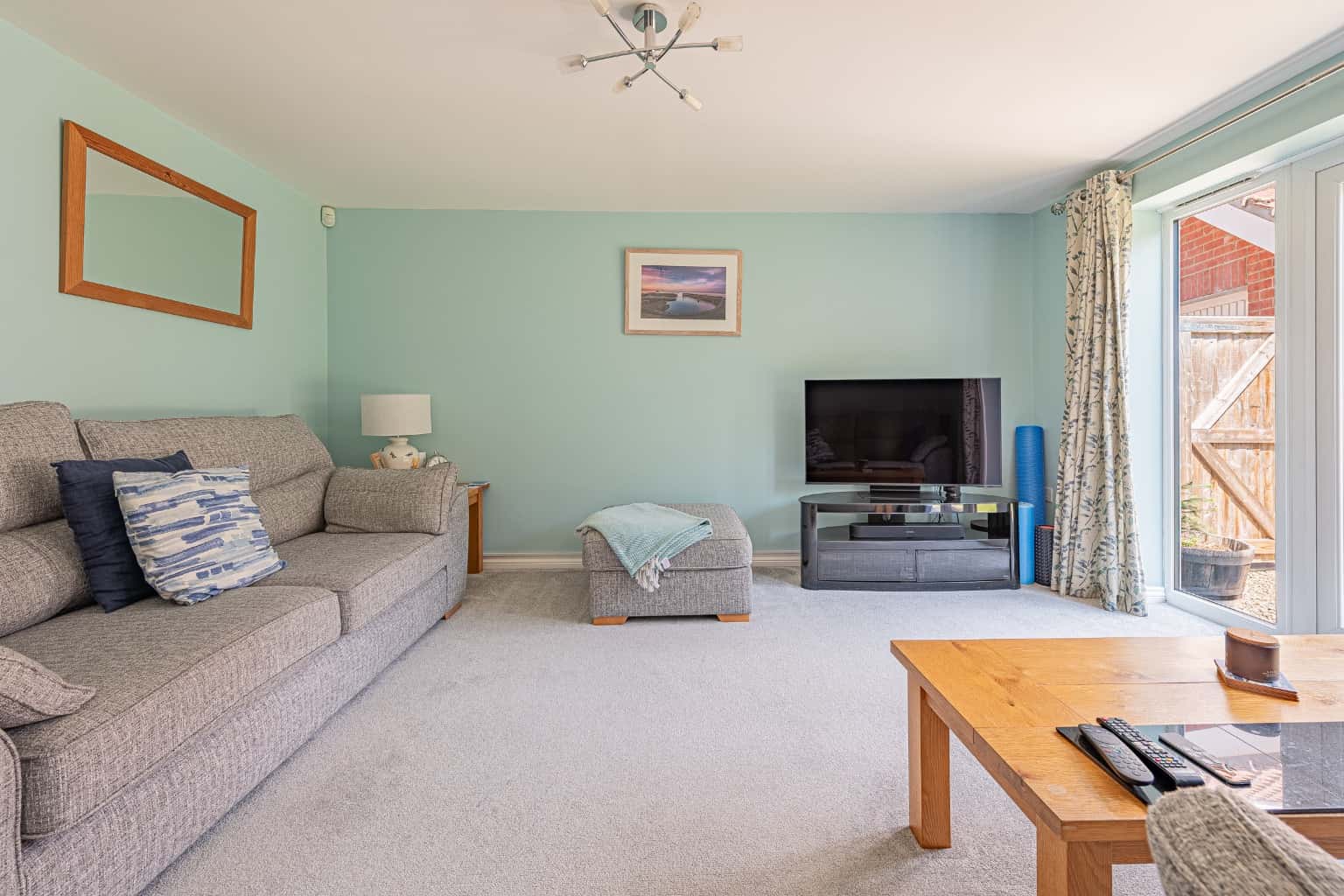 Immaculate four-bedroom home with garden office, garage, driveway, two en suites. A must-see!! Property image 3
