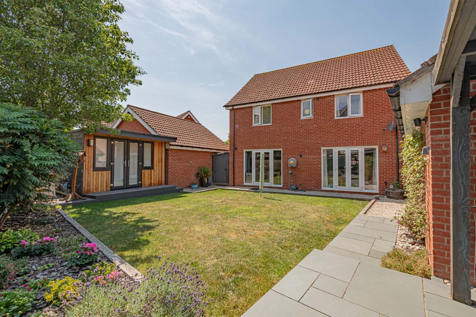 Immaculate four-bedroom home with garden office, garage, driveway, two en suites. A must-see!! Property image 9