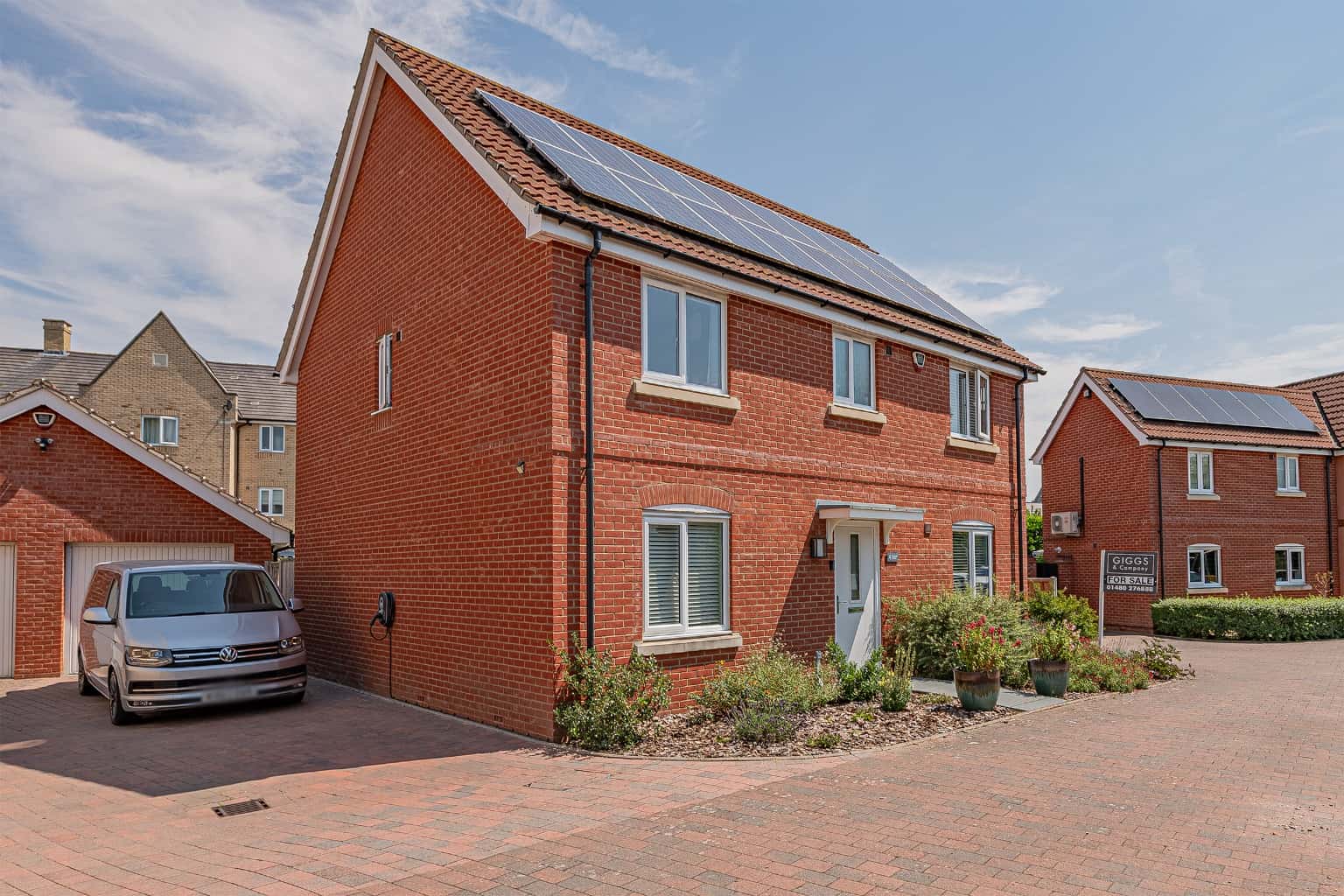 Immaculate four-bedroom home with garden office, garage, driveway, two en suites. A must-see!! Property image 1