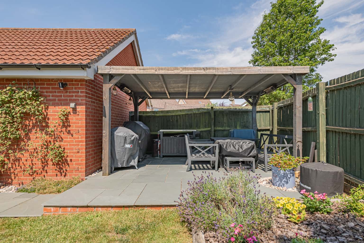 Immaculate four-bedroom home with garden office, garage, driveway, two en suites. A must-see!! Property image 20