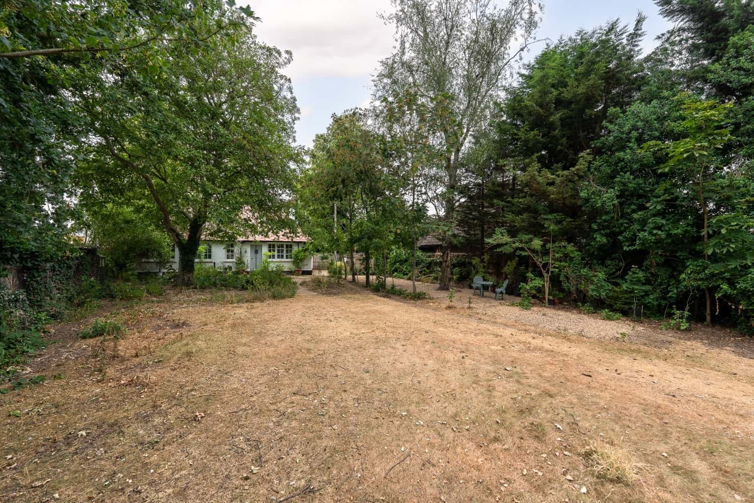 STUNNING DETACHED BUNGALOW ON THE EDGE OF POPULAR VILLAGE Property image 15