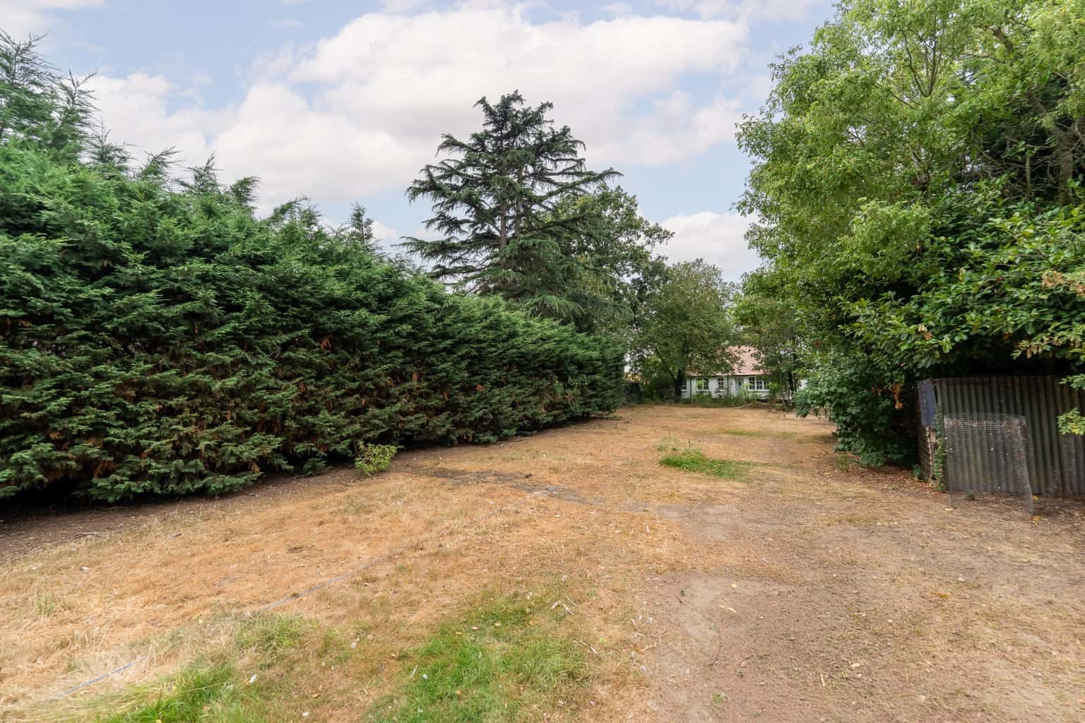 STUNNING DETACHED BUNGALOW ON THE EDGE OF POPULAR VILLAGE Property image 17